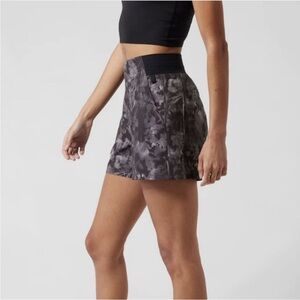 Athleta Brooklyn Shorts Floral Grey/Black Size 2 Pockets